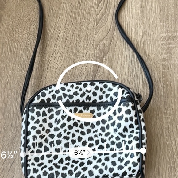 Liz Claiborne Leopard Print Crossbody Bag - Picture 7 of 10